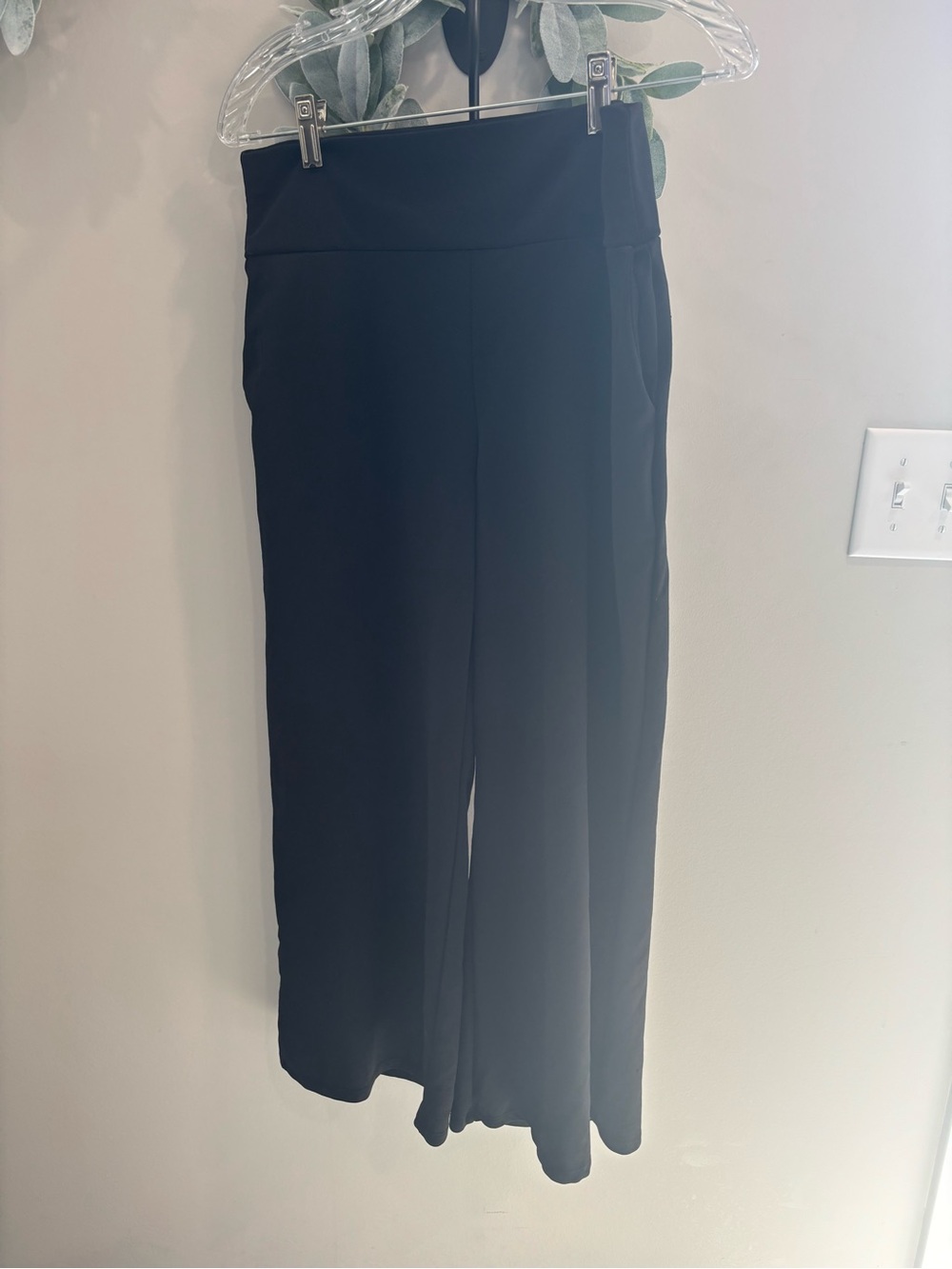 Women’s large Heimish USA cropped pants black